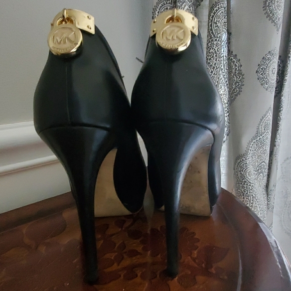 Michael Kors platform with gold locket - Picture 1 of 3
